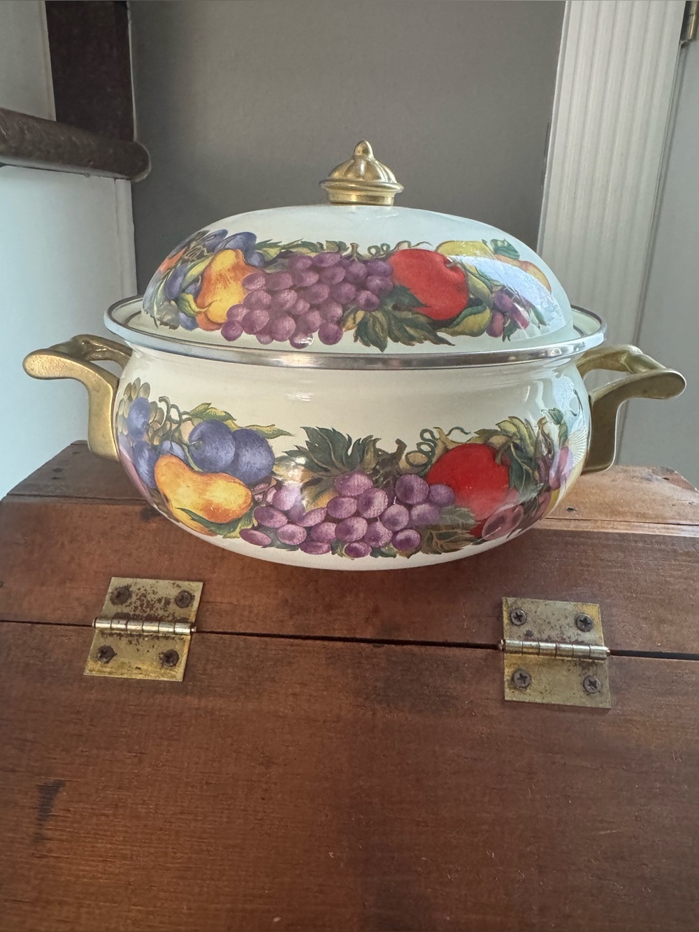 Cornucopia Vintage Fruit-Pattern Enamel Casserole Dish 2.5 Qt